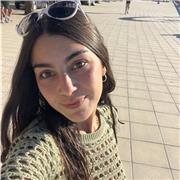 Mi nombre es Inés, viví en Suiza hasta mis 10 años, por lo que mi lengua materna es el francés, llevo 3 años impartiendo clases